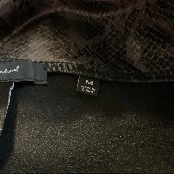 7 For all Mankind Snake Print Faux Leather Leggings. NWT med - Picture 12 of 14